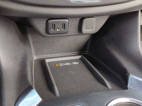 Used 2023 Chevrolet Traverse LT image 31