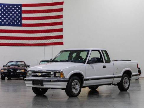 Used 1995 Chevrolet S10 Pickup LS RWD image 1