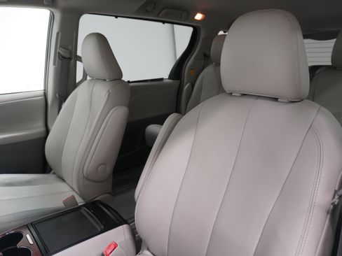Used 2012 Toyota Sienna XLE w/ Entertainment Pkg FWD image 10