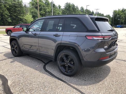 Used 2023 Jeep Grand Cherokee Altitude AWD/4WD image 5