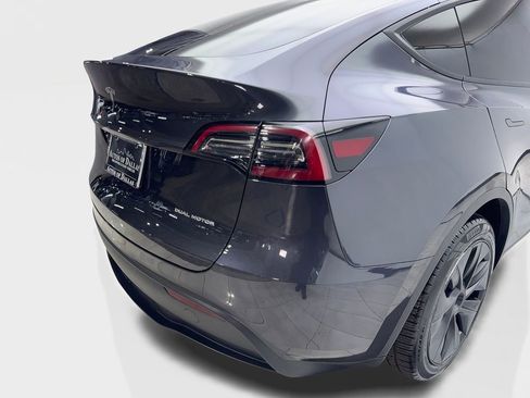 Used 2024 Tesla Model Y Long Range AWD/4WD image 18