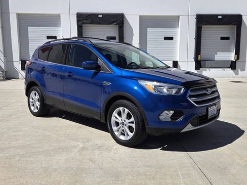 Used 2018 Ford Escape SE w/ SE Sync 3 Package FWD image 3