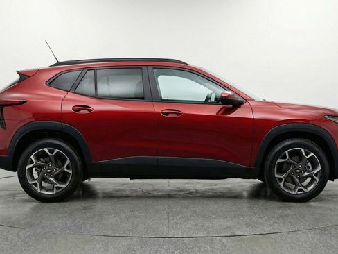 Used 2025 Chevrolet Trax LT image 11