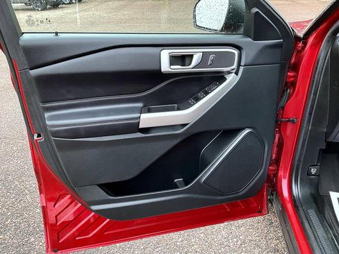 Used 2022 Ford Explorer XLT w/ Equipment Group 202A image 10