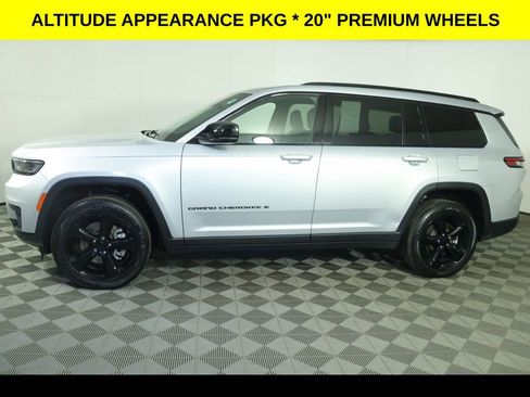 Used 2023 Jeep Grand Cherokee L Laredo image 11