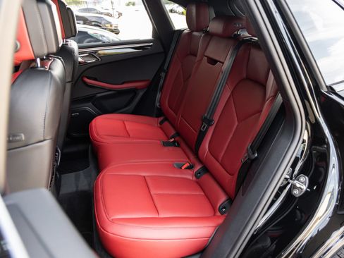 Certified 2025 Porsche Macan AWD/4WD image 34