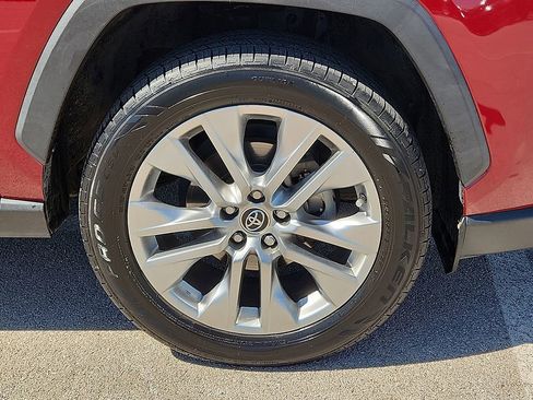 Used 2019 Toyota RAV4 XLE Premium FWD image 6