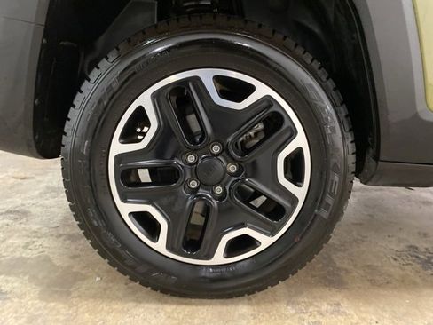 Used 2015 Jeep Renegade Trailhawk w/ Premium Leather Group image 28