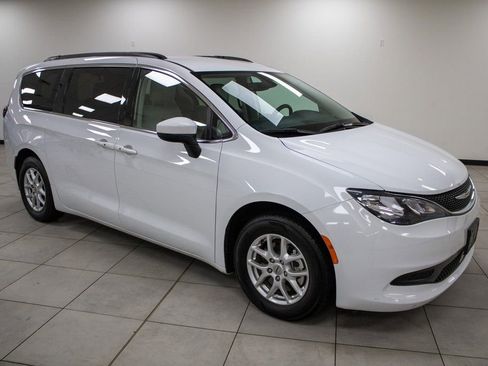 Used 2021 Chrysler Voyager Lxi image 2