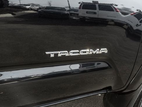 Used 2019 Toyota Tacoma TRD Sport image 4