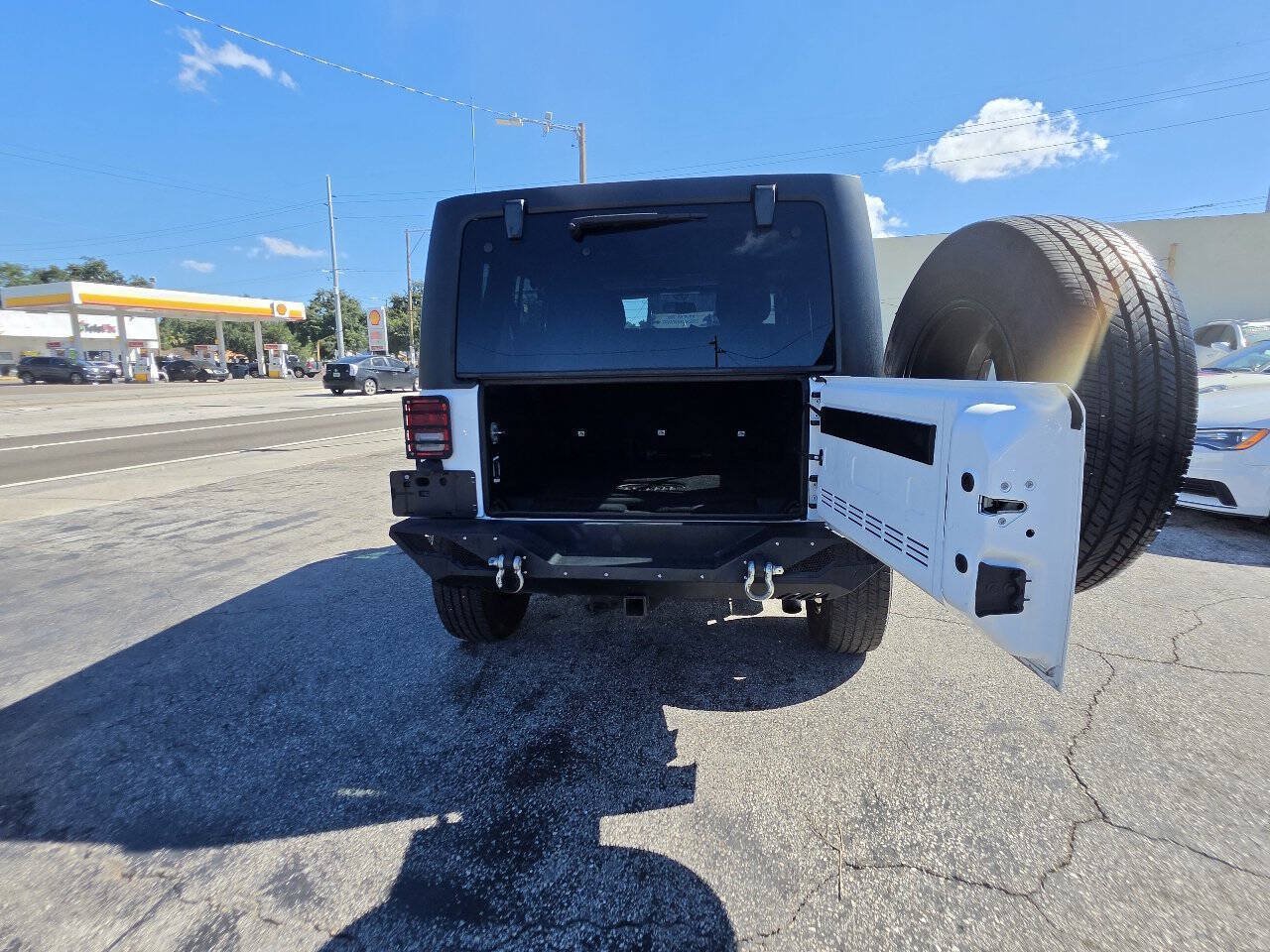 Used 2016 Jeep Wrangler Unlimited Sahara w/ Connectivity Group AWD/4WD image 13