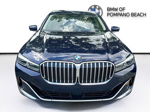 Used 2022 BMW 750i xDrive w/ Luxury Rear Seating Package image 2
