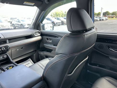 Used 2025 Honda Pilot TrailSport image 11