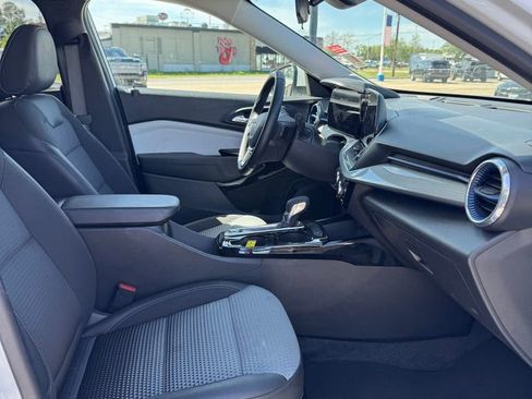 Used 2025 Chevrolet Trax LT w/ LT Convenience Package FWD image 13