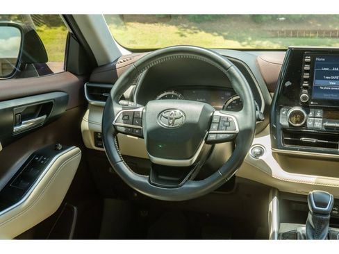 Used 2022 Toyota Highlander XLE FWD image 22