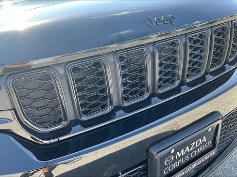 Used 2025 Jeep Grand Cherokee Altitude image 33