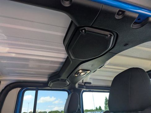 Used 2023 Jeep Gladiator Sport image 15