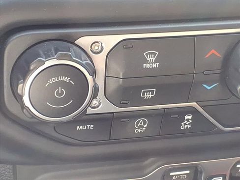 Used 2019 Jeep Wrangler Unlimited Sahara image 26