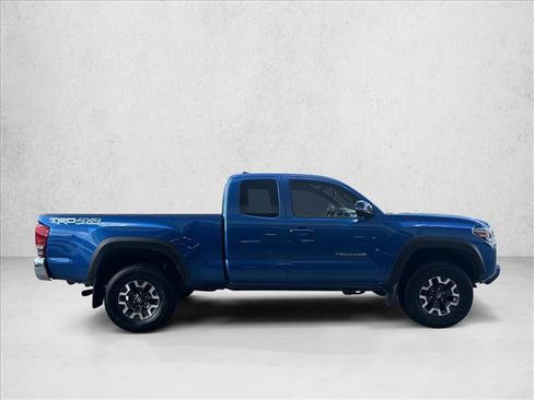 Used 2017 Toyota Tacoma SR5 AWD/4WD image 4