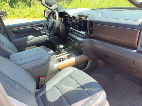 Used 2023 Chevrolet Silverado 1500 High Country w/ Technology Package AWD/4WD image 14