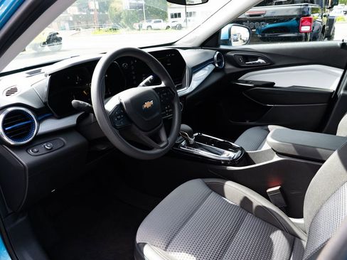 Used 2025 Chevrolet Trax LT FWD image 19