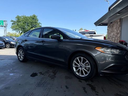 Used 2017 Ford Fusion SE FWD image 18