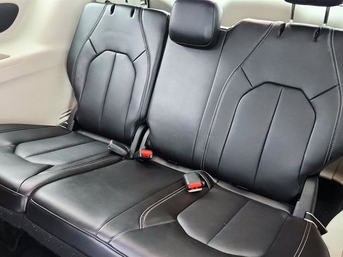 Used 2024 Chrysler Pacifica Touring-L image 17