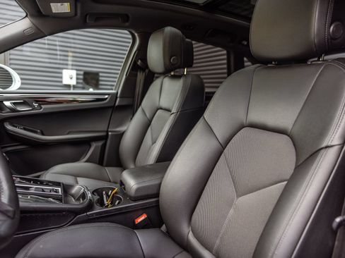 Certified 2023 Porsche Macan AWD/4WD image 5