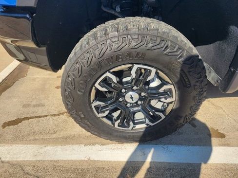 Used 2025 Chevrolet Silverado 1500 ZR2 image 17