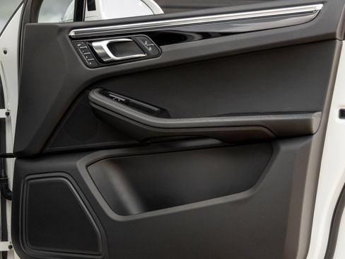 Certified 2023 Porsche Macan AWD/4WD image 42