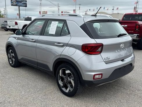 Used 2025 Hyundai Venue SEL FWD image 4