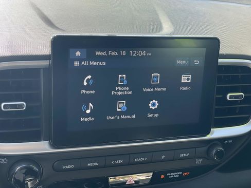 Certified 2025 Hyundai Venue SE image 11