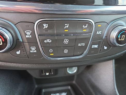 Used 2023 Chevrolet Traverse LT AWD/4WD image 34