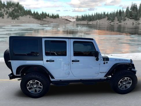 Used 2017 Jeep Wrangler Unlimited Rubicon w/ Connectivity Group AWD/4WD image 2