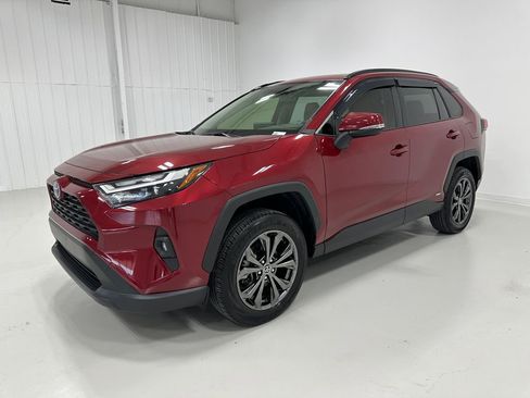 Used 2022 Toyota RAV4 XLE Premium image 1