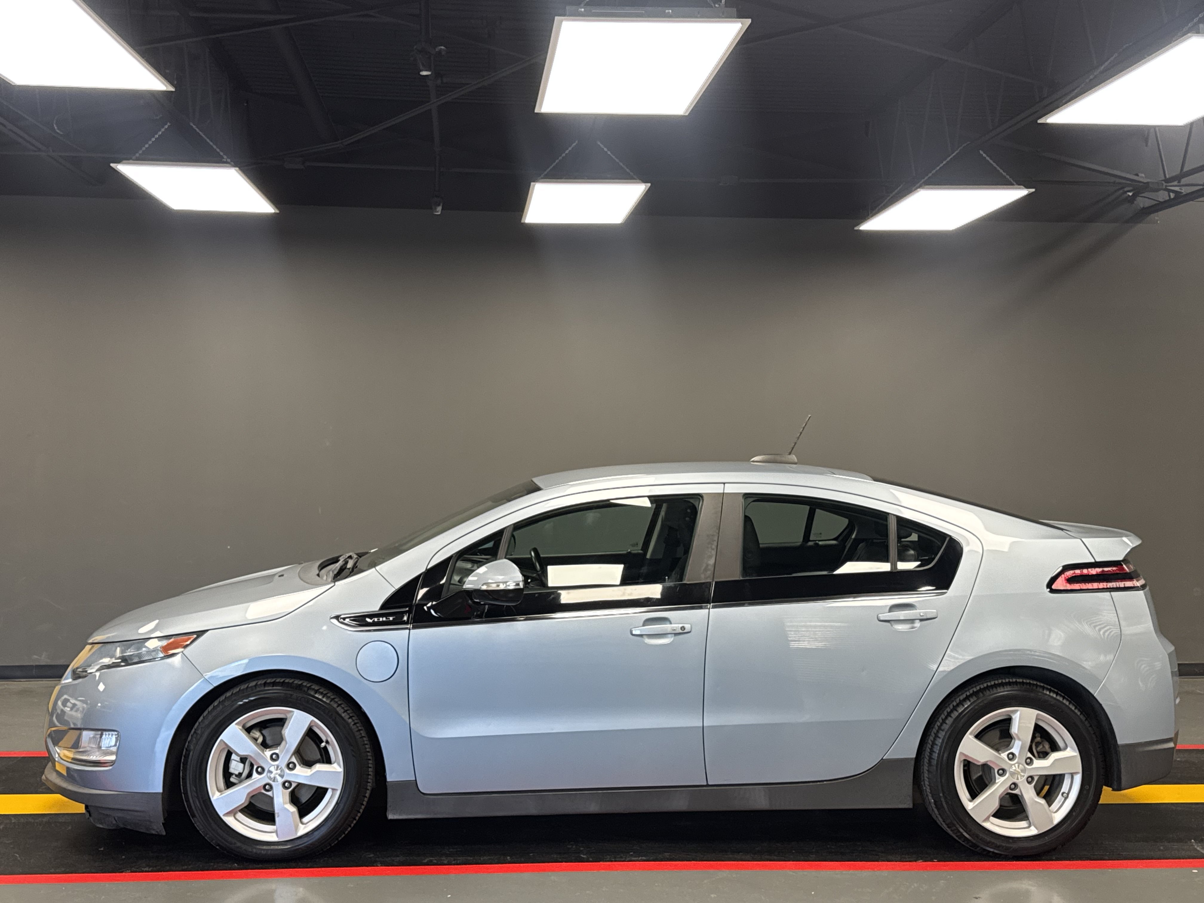 Used 2015 Chevrolet Volt Premium w/ Premium Trim Package FWD image 3