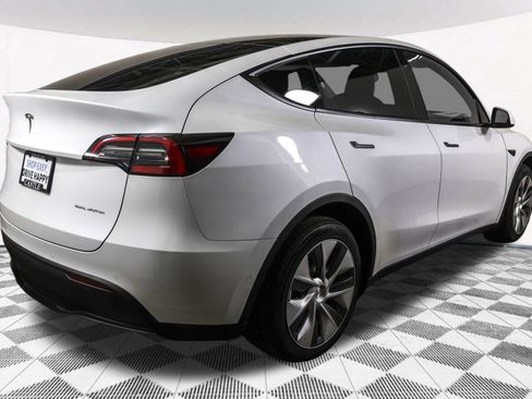 Used 2022 Tesla Model Y Long Range image 13