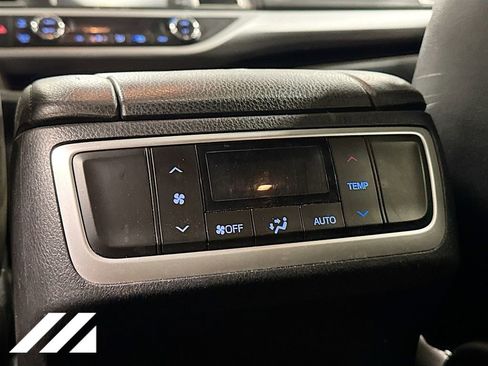 Used 2016 Toyota Highlander XLE w/ Four Season Floor Mat Package AWD/4WD image 28