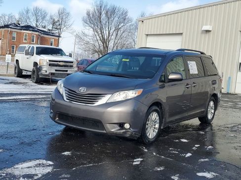 Used 2015 Toyota Sienna XLE image 3