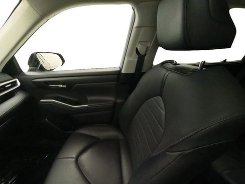 Used 2020 Toyota Highlander XLE AWD/4WD image 27