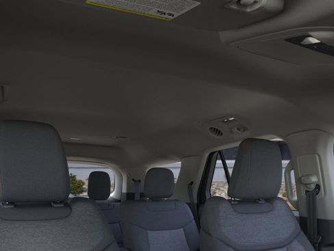 Used 2025 Ford Explorer Active image 22