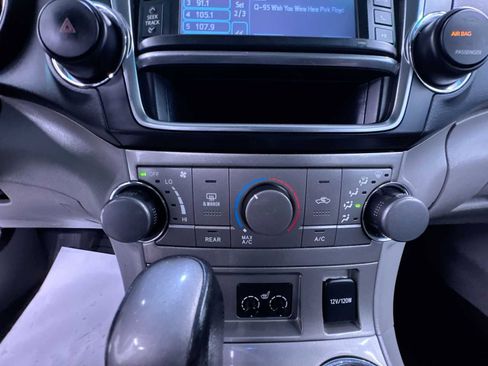 Used 2013 Toyota Highlander SE image 26