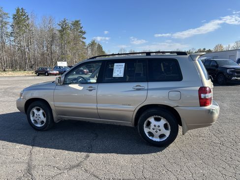 Used 2006 Toyota Highlander 4WD V6 w/ 3rd Row image 6
