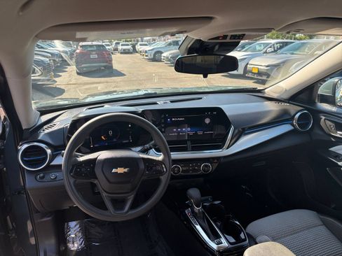 Used 2025 Chevrolet Trax LT FWD image 33