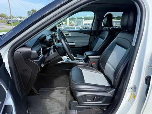 Used 2023 Ford Explorer XLT w/ Equipment Group 202A RWD image 17