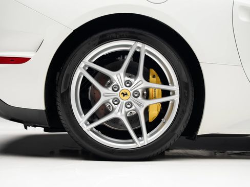 Used 2015 Ferrari California T RWD image 40