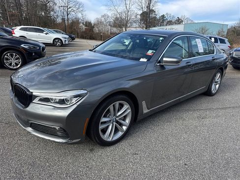 Used 2018 BMW 750i xDrive image 3