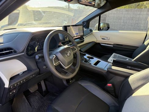 Used 2025 Toyota Sienna Platinum image 15