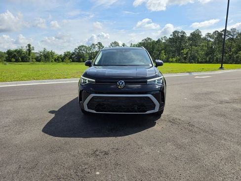 Used 2025 Volkswagen Taos SE FWD image 6