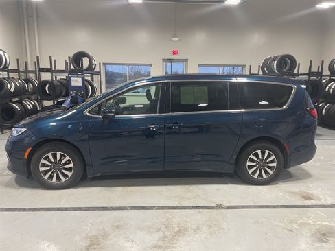 Used 2023 Chrysler Pacifica Touring-L w/ Uconnect Theater Family Group image 2